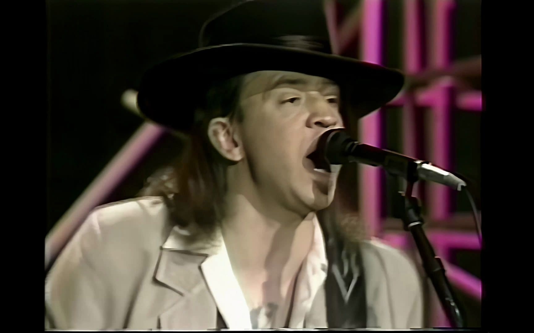 [图]【超清修复】SRV - TIghtrope, The House Is Rockin' - Tonight Show 6.7.1990