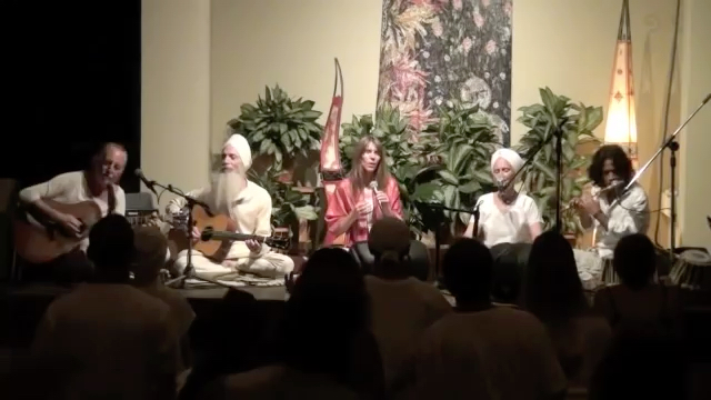 [图]Deva Premal & Miten with Snatam Kaur & GuruGanesha sing 'So Much Magnificence'