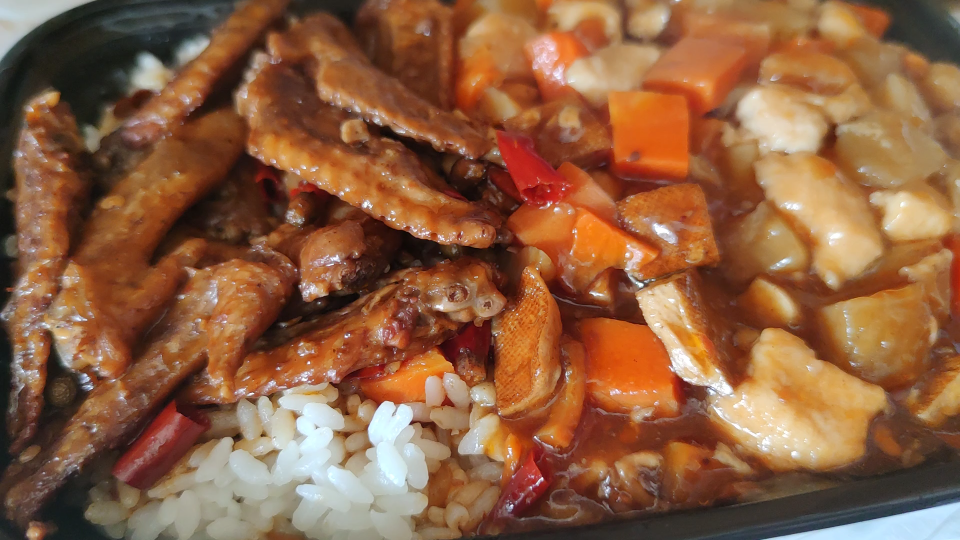 姐姐的外卖真香(鸡翅尖,鸡丁双拼饭)