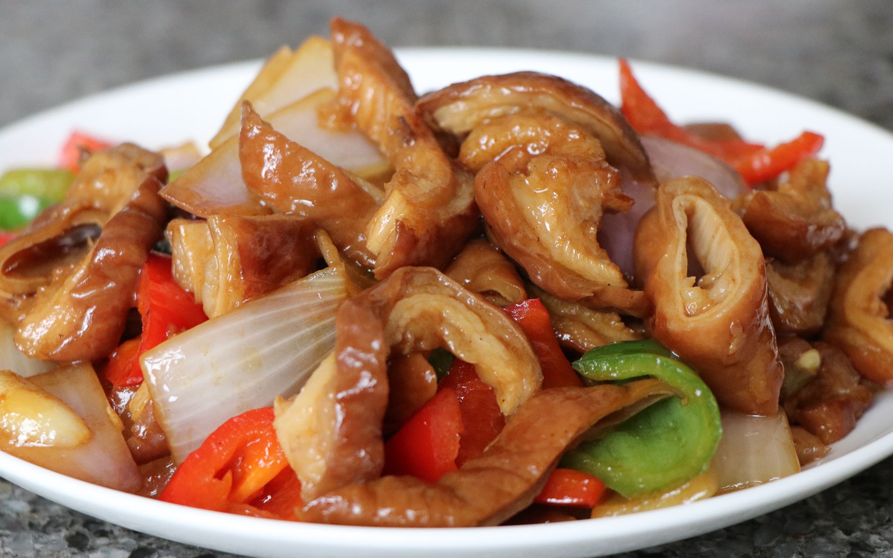 青红椒烧肥肠的做法,软嫩入味,闻着就香,吃起来特别下饭