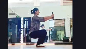 四平马，应是中国独有的吧。大约也只有中国人，对手指尖和脚指尖收放的力量和角度都有要求。可是最有意思的是，肌肉向内藏起来越来越多了。