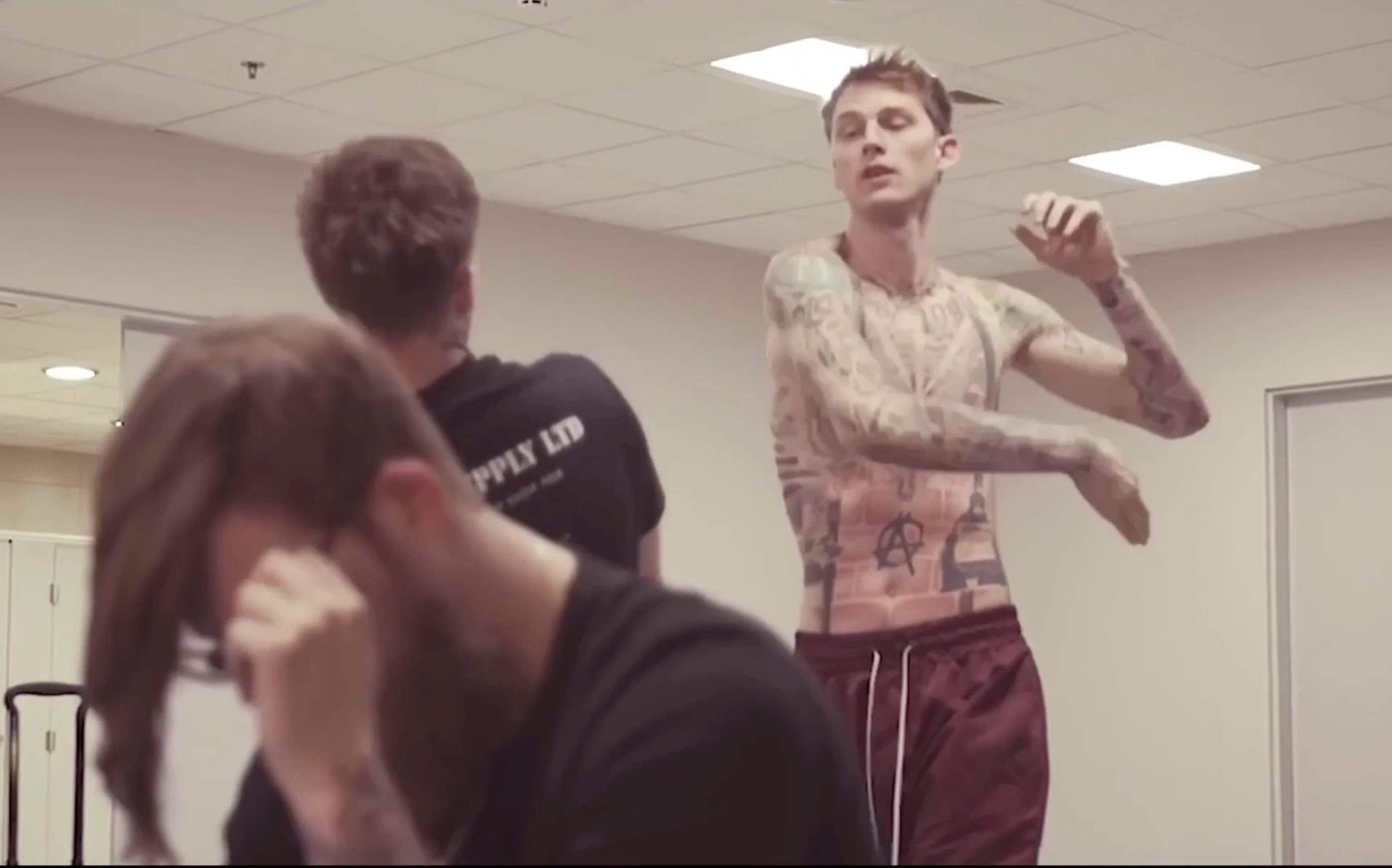 【MGK】进来看憨憨MGK的沙雕可爱(?不完全合集2.0 (结尾有MGK告白彩蛋)哔哩哔哩bilibili