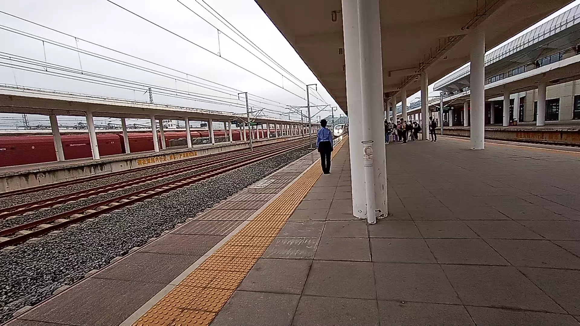 crh2g先进黑脸驶入平果站