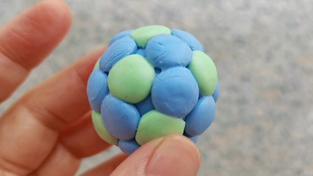 活动  轻松做一个足球吧!用黏土制作,超级简单,溜溜圆,还有弹性呢!