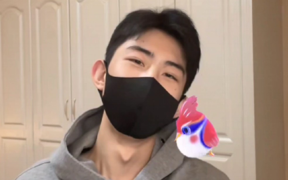 江阴海底捞帅哥不望星直播跳舞喊麦,家妻在旁边