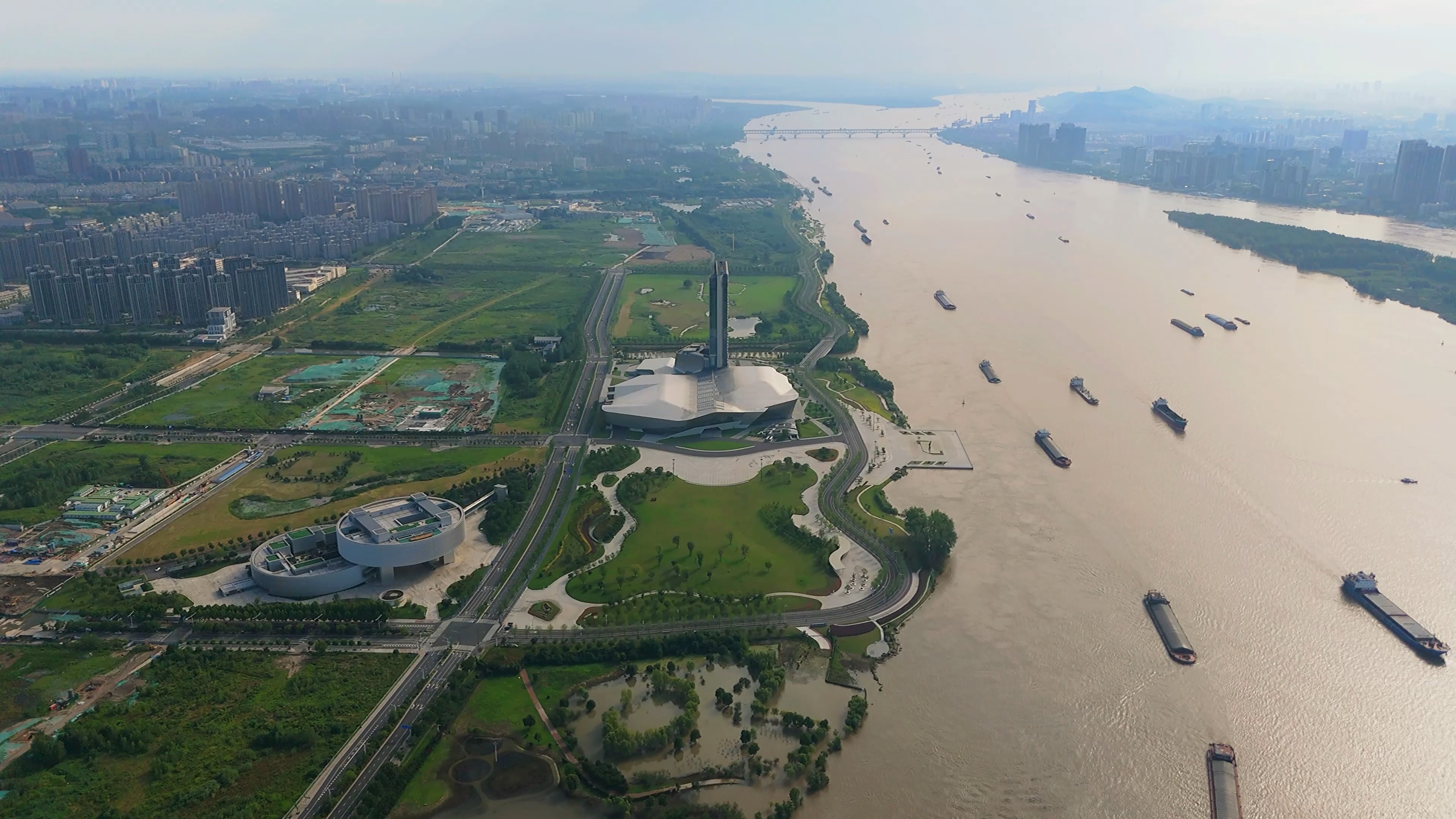 船只穿行 | 南京长江沿岸风光如画