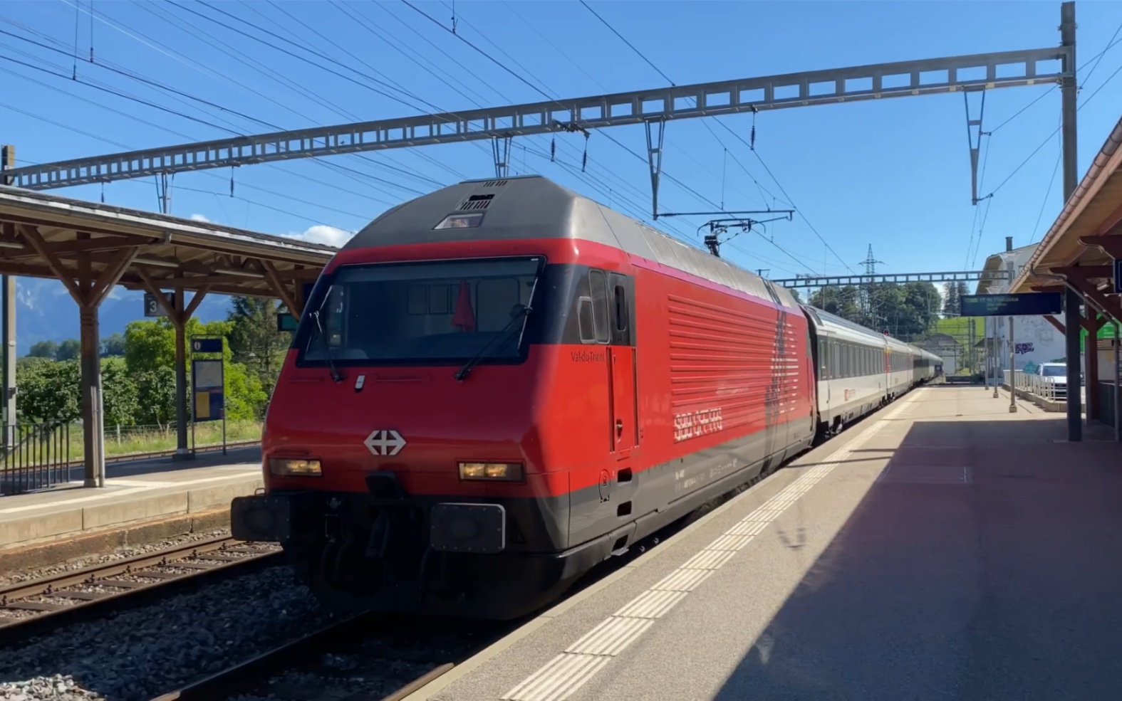 瑞士联邦铁路re460电力机车动集列车通过puidoux车站