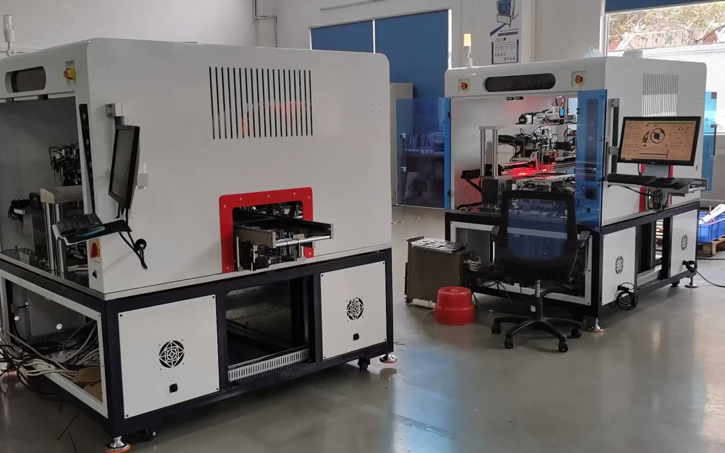 全自动贴辅料高温胶纸机 贴美纹胶纸的机器车间现场展示