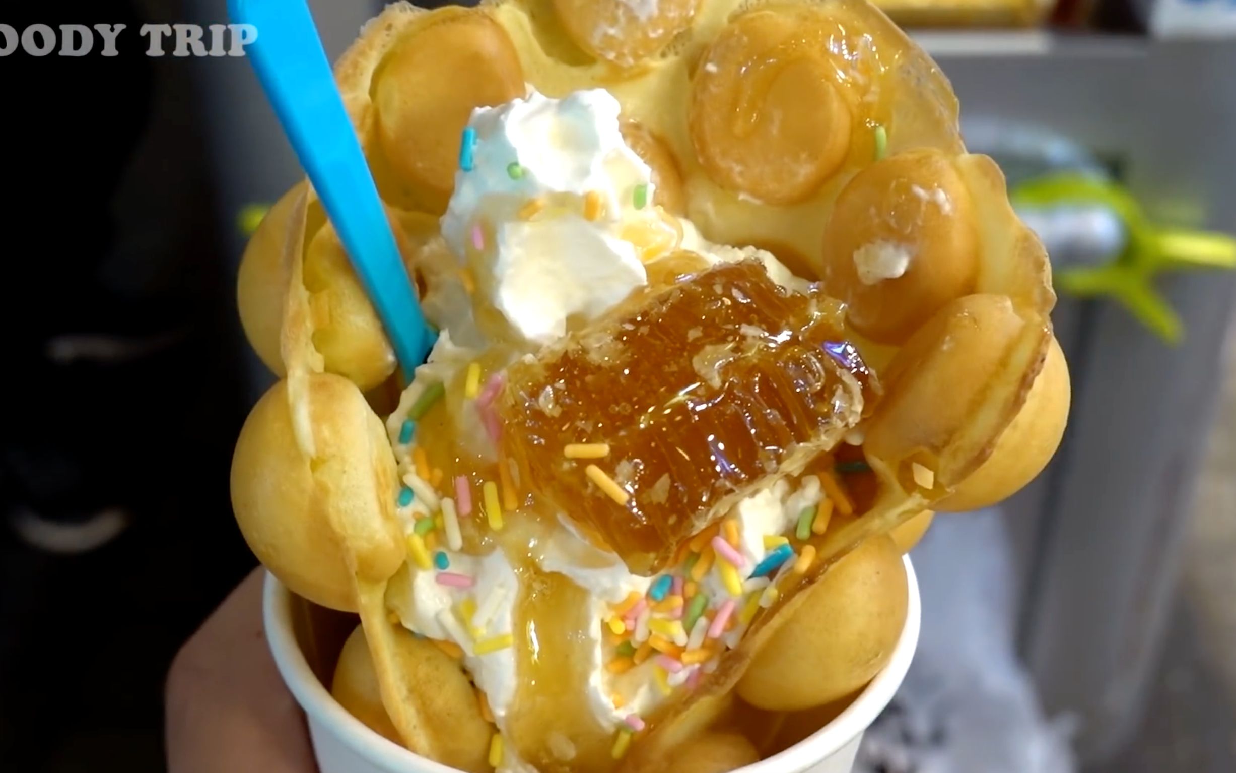 【街头小吃】蜂蜜和奶油做的鸡蛋仔你吃过吗?