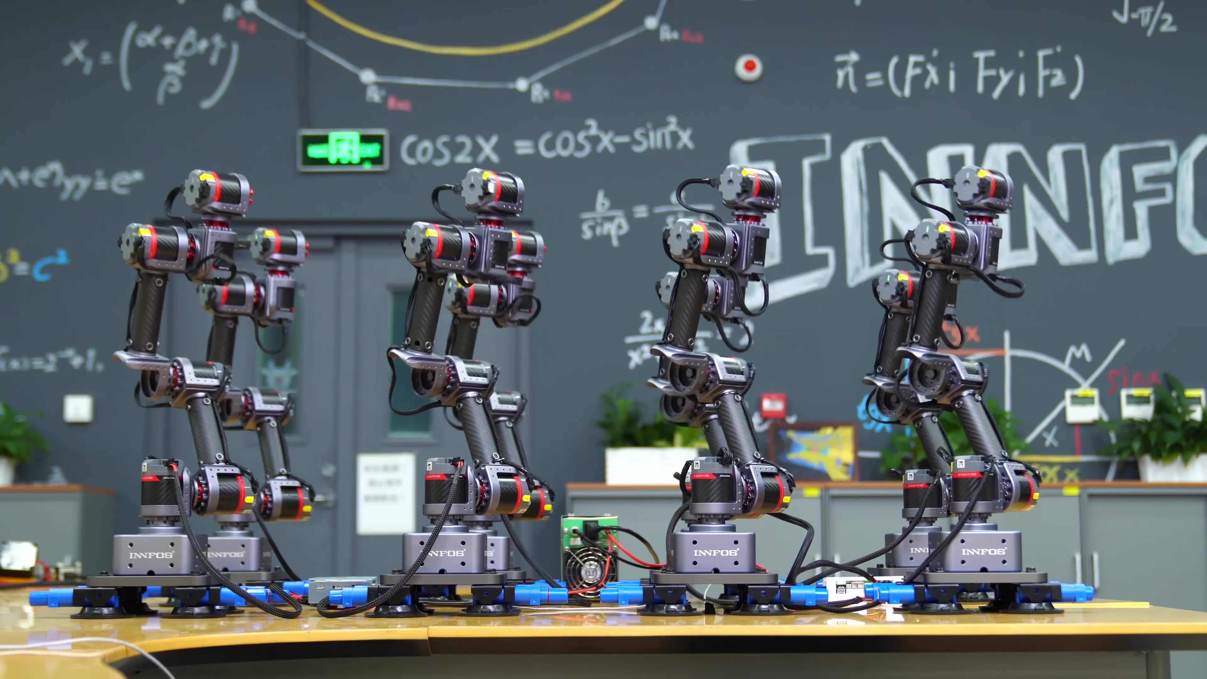 场面骚气!48轴联动,8台六轴机械臂共舞