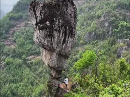 Tải video: 神奇的云南不倒翁奇石，大自然的鬼斧神工，它上粗下细，头重脚轻，却屹立千百年不倒，这到底是怎么形成的！