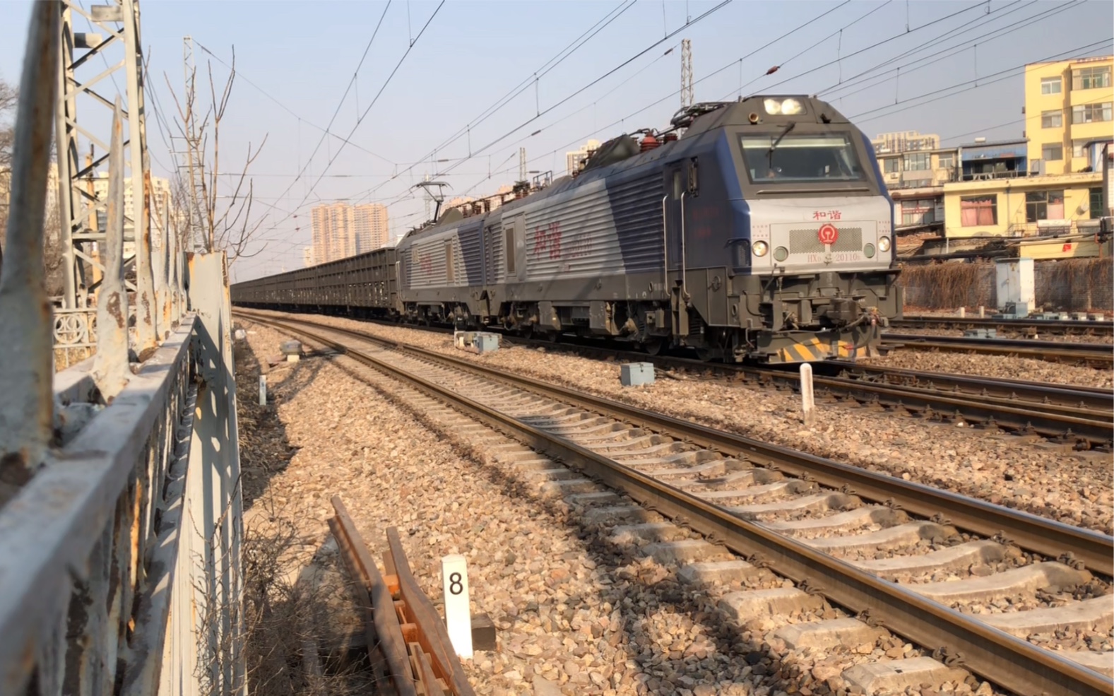 hxd2-0110牵引货列通过榆次站