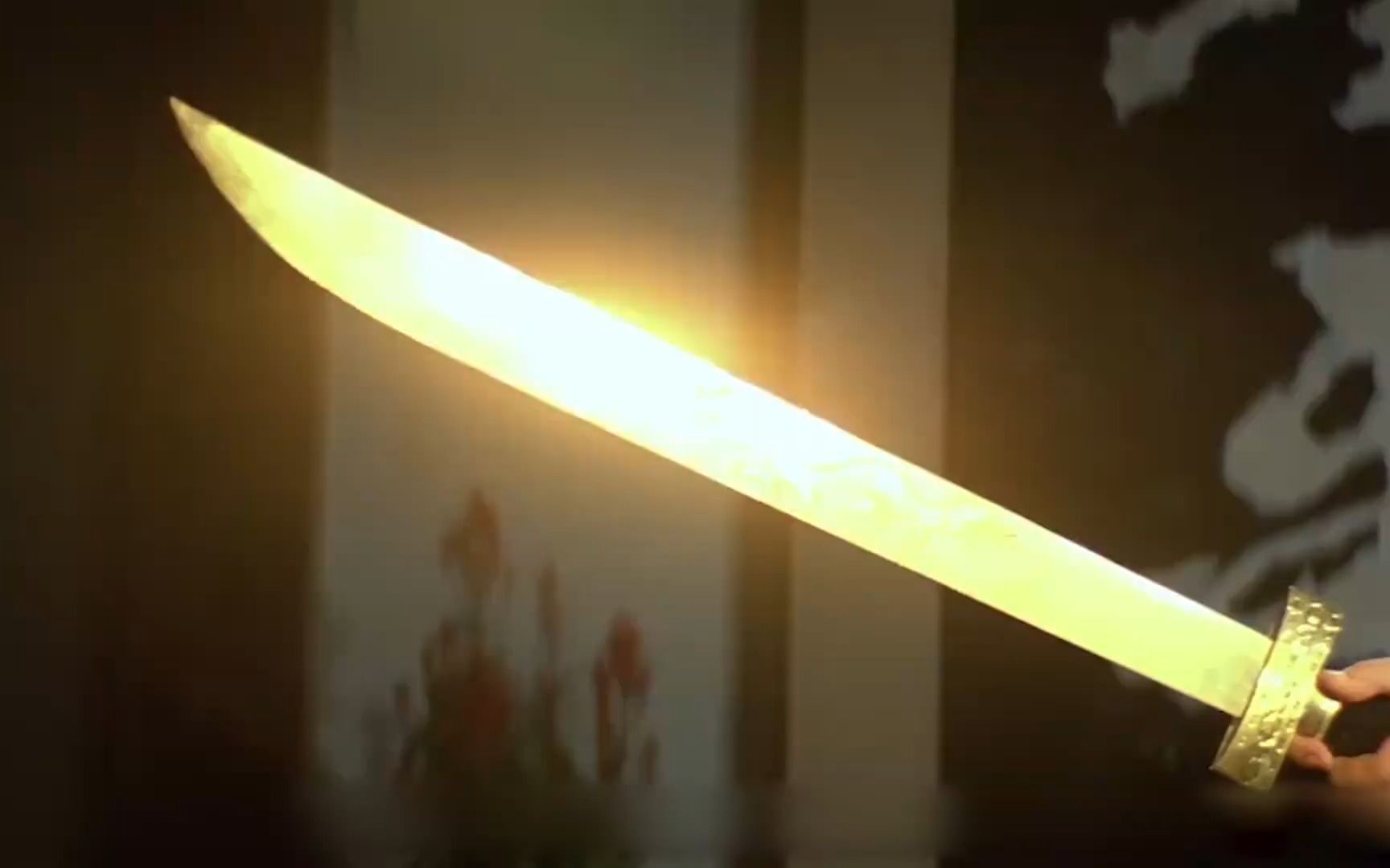 黄金打造的宝刀有多厉害削铁如泥,一刀砍断所有兵器!武侠片