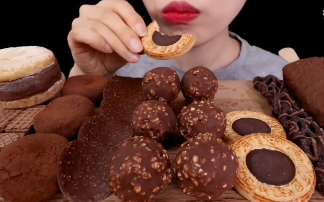 巧克力甜品吃播分享 巧克力夹心脆曲奇 巧克力冰激凌 巧克力威化 榛子