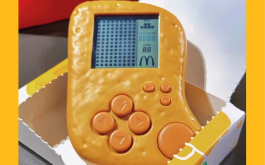 麦当劳六一玩具来啦,到店任意消费即可换购鸡块游戏机一台,可以玩