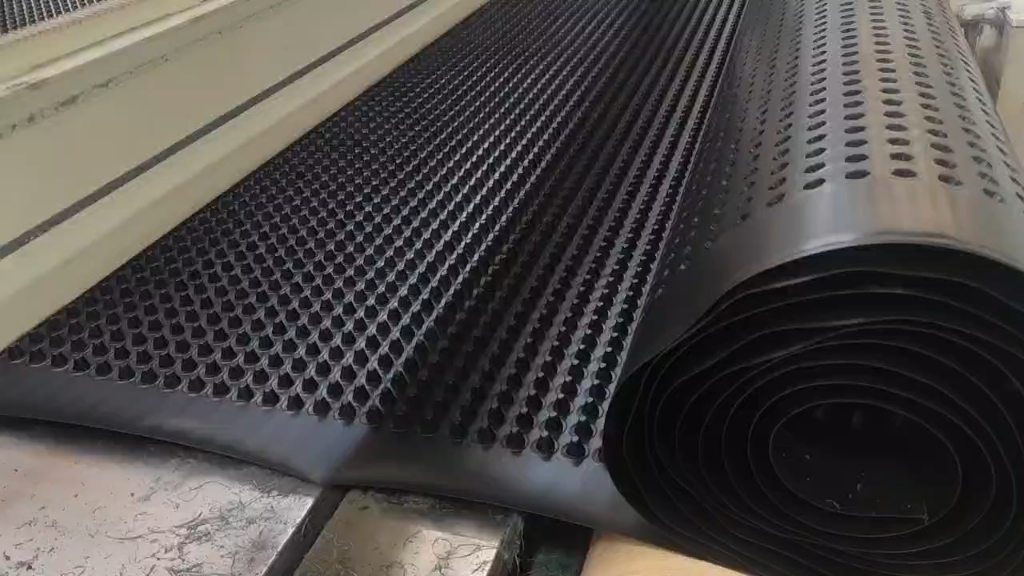 车库顶凹凸疏水板排水板生产厂家