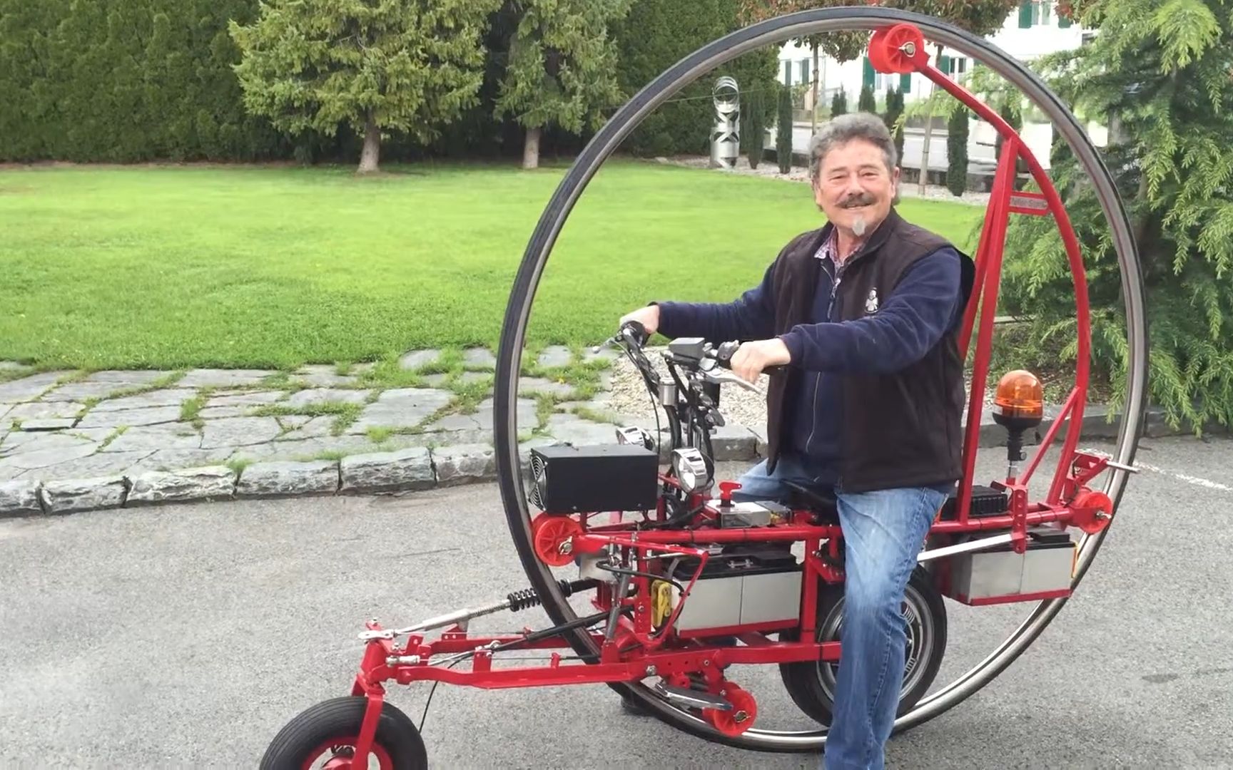 国外大叔自制独轮摩托车,直径超过1.5米,行驶起来十分霸气