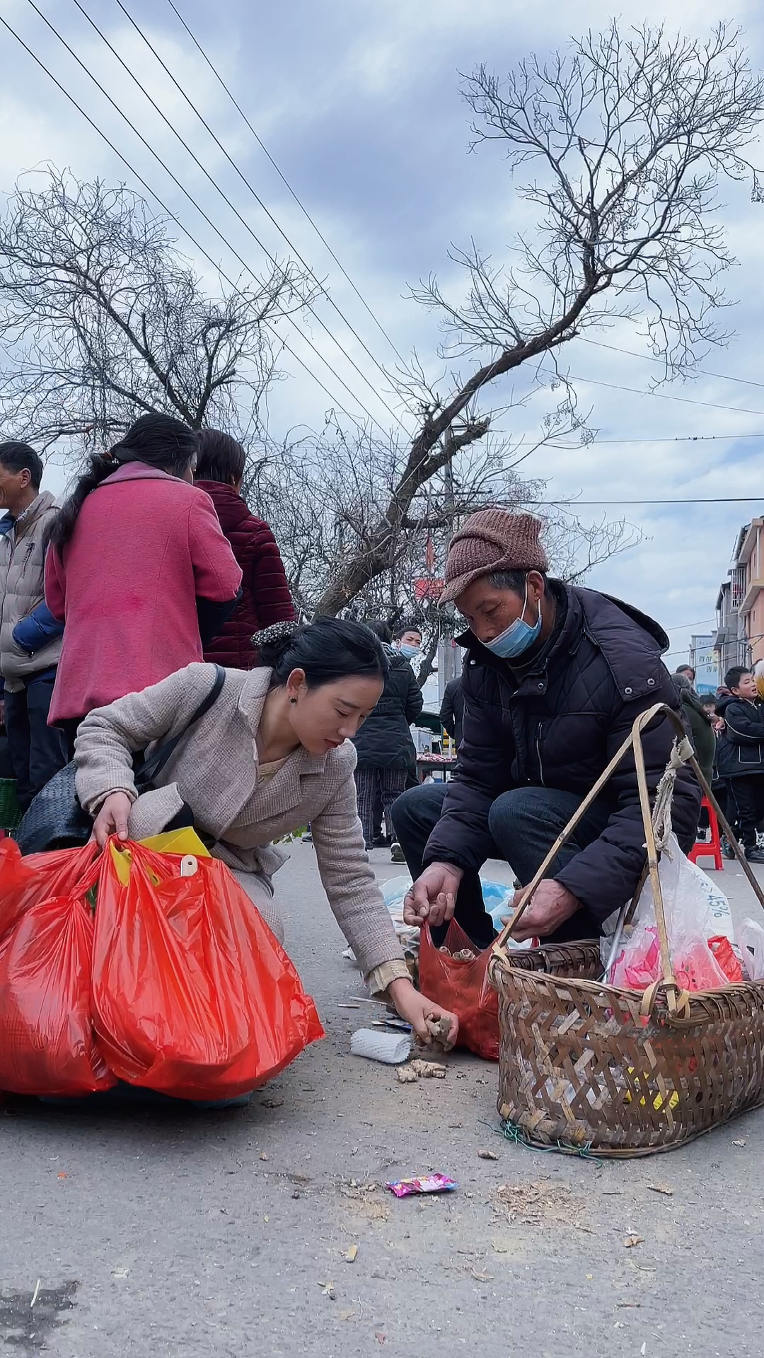 [图]这才是人间该有的样子，里面藏着一个家庭所需的柴米油盐酱醋茶，也藏着许多普通人的生活希望