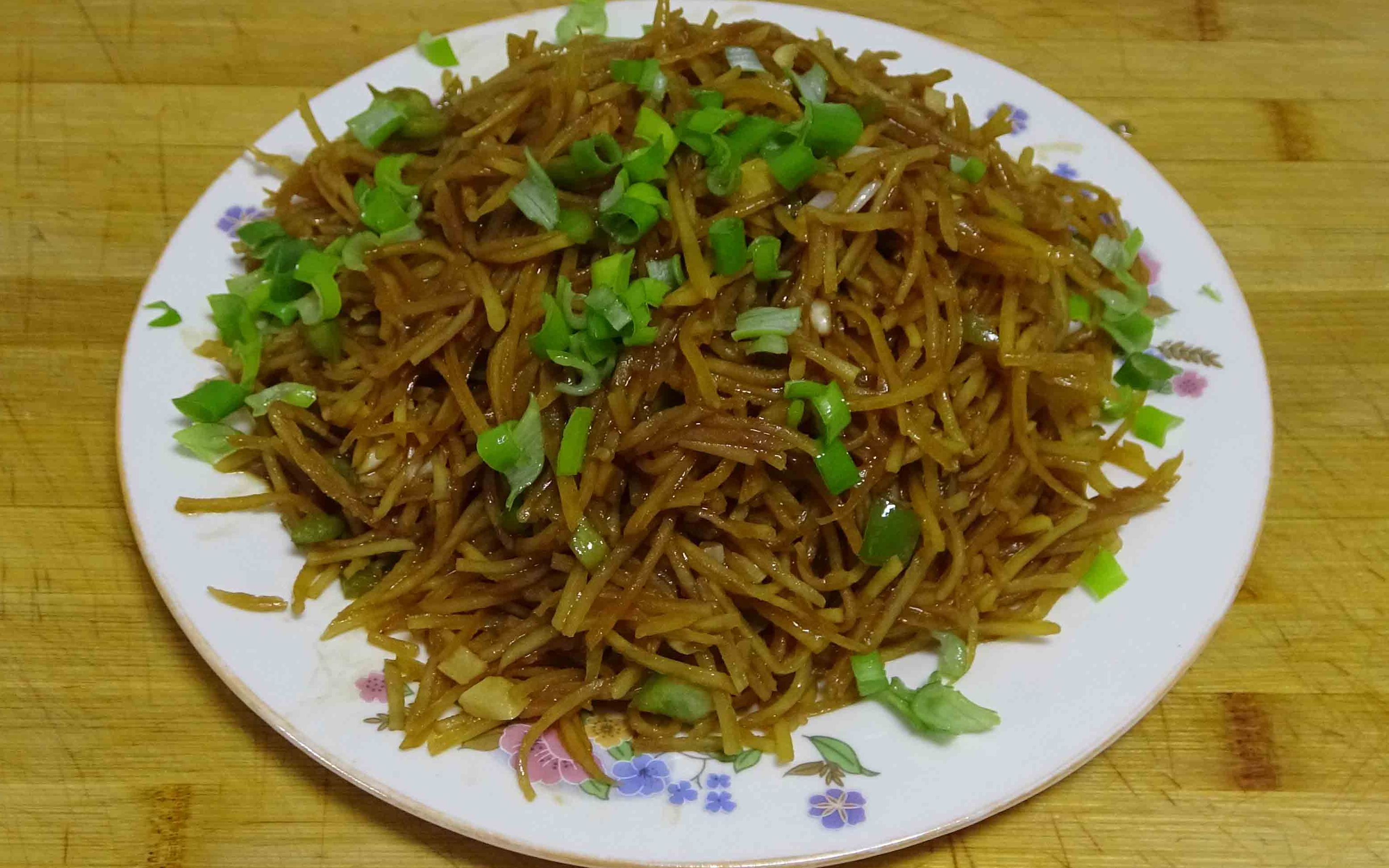 东东做的酱香土豆丝,盐放的有点多,但是味道挺好很下饭