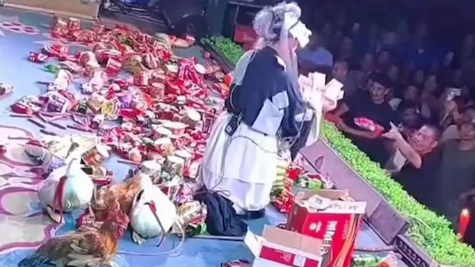 婺剧讨饭戏演出,鸡鸭鹅零食直接往台上扔,网友:来进货