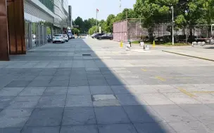 Скачать видео: 安徽省第二大城市，芜湖城南银泰百货商场，这里真的是太繁华了。