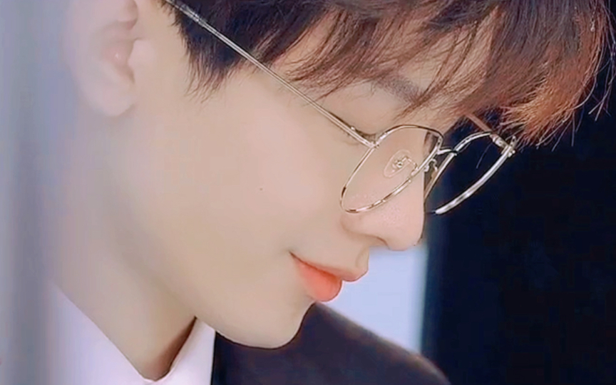 傅先生你好 带眼镜的傅先生真的好看呐～某些镜头有点玄夜的感觉