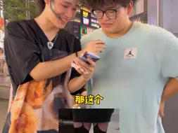 Tải video: 有你喜欢的款式吗？#街头采访#这是一种很新的采访#巴黎世家