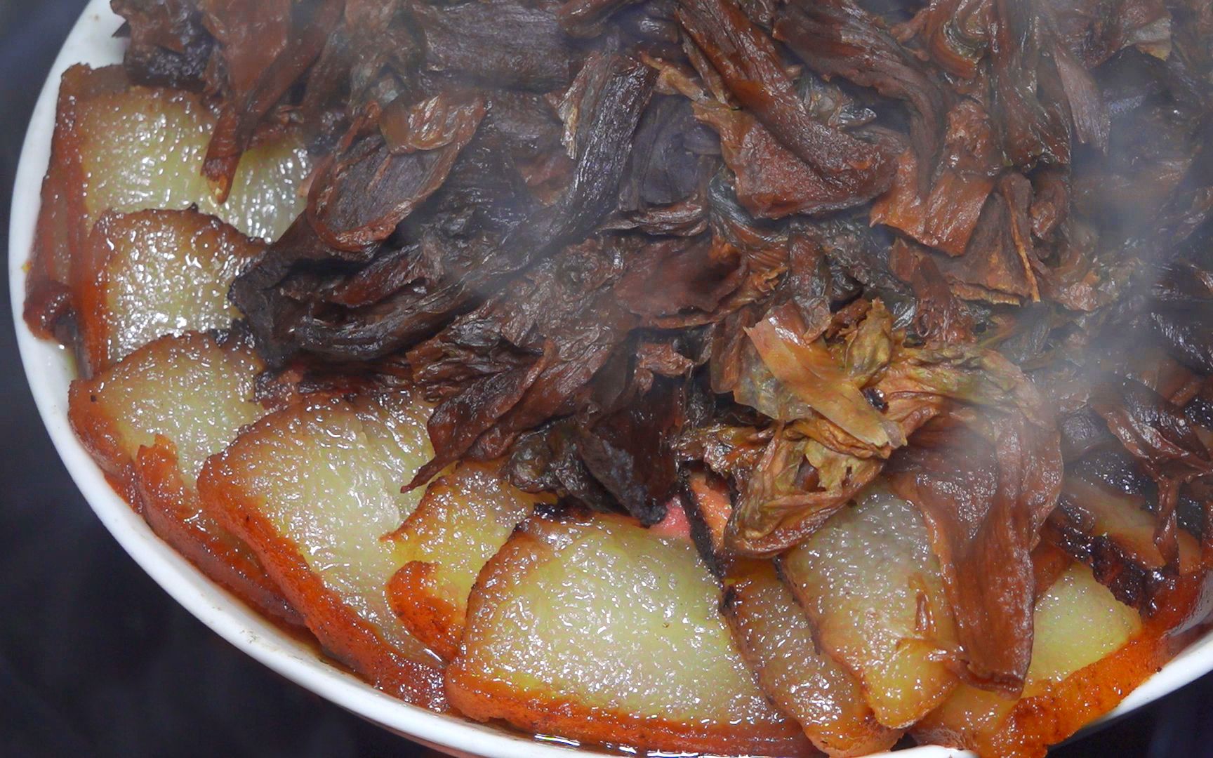 腊肉熏好了,拿一块腊肉来蒸盐菜,再蘸点辣椒吃,又辣又香,这样吃腊肉才