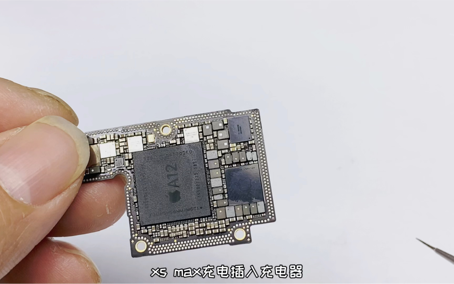 苹果xs max充电插入充电器就出现自动关机是什么回事
