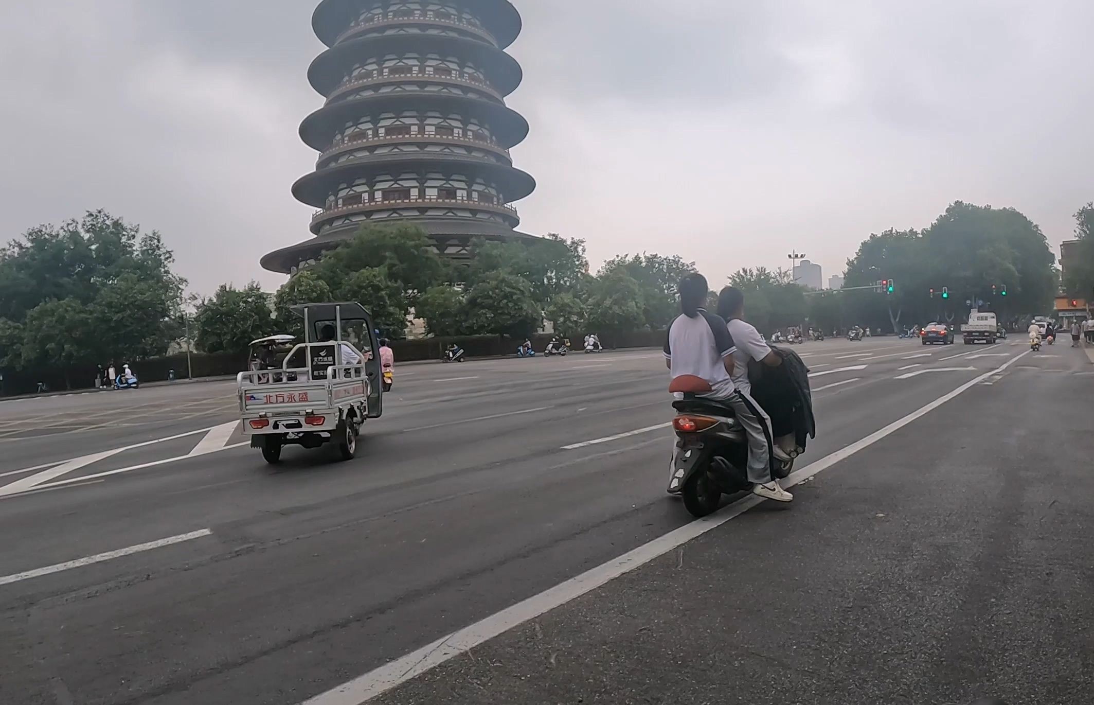 古城洛阳街道干净,建筑古朴典雅,再现大唐繁盛景象,祝福祖国!