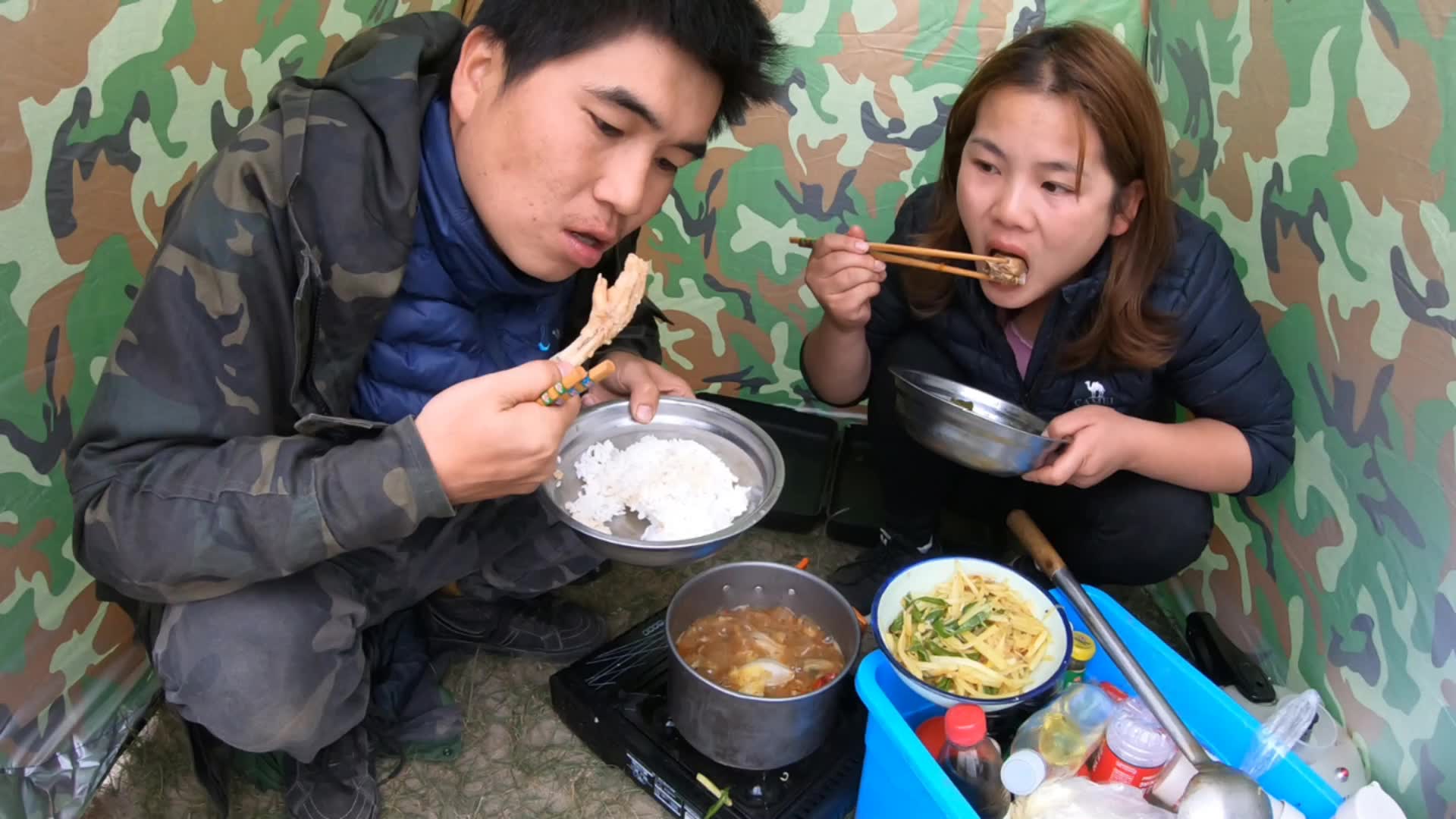 自驾西藏,晚上在野外露营,外面吹风我们躲在帐篷吃饭!