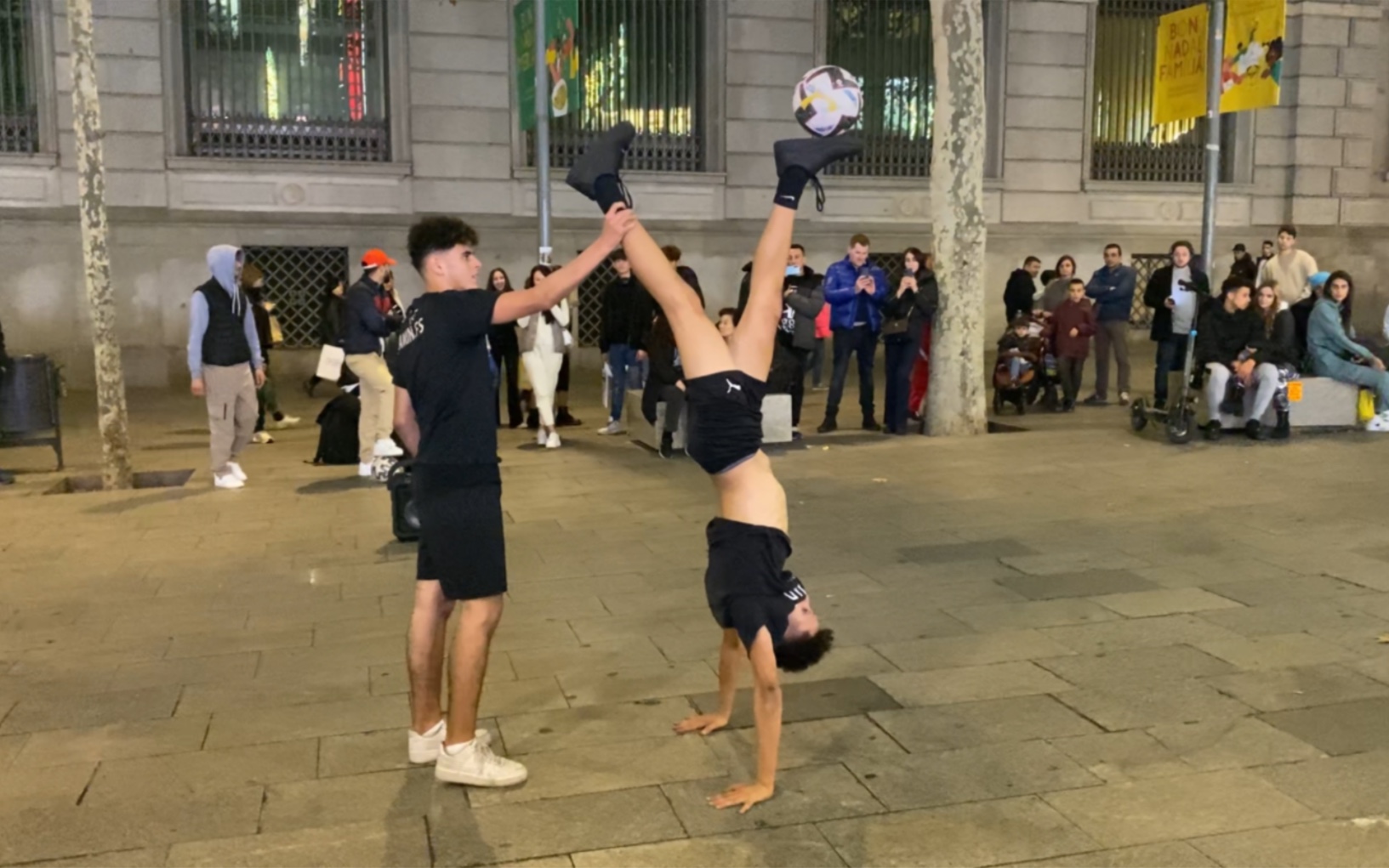 西班牙巴塞罗那街头双人花式足球特技表演