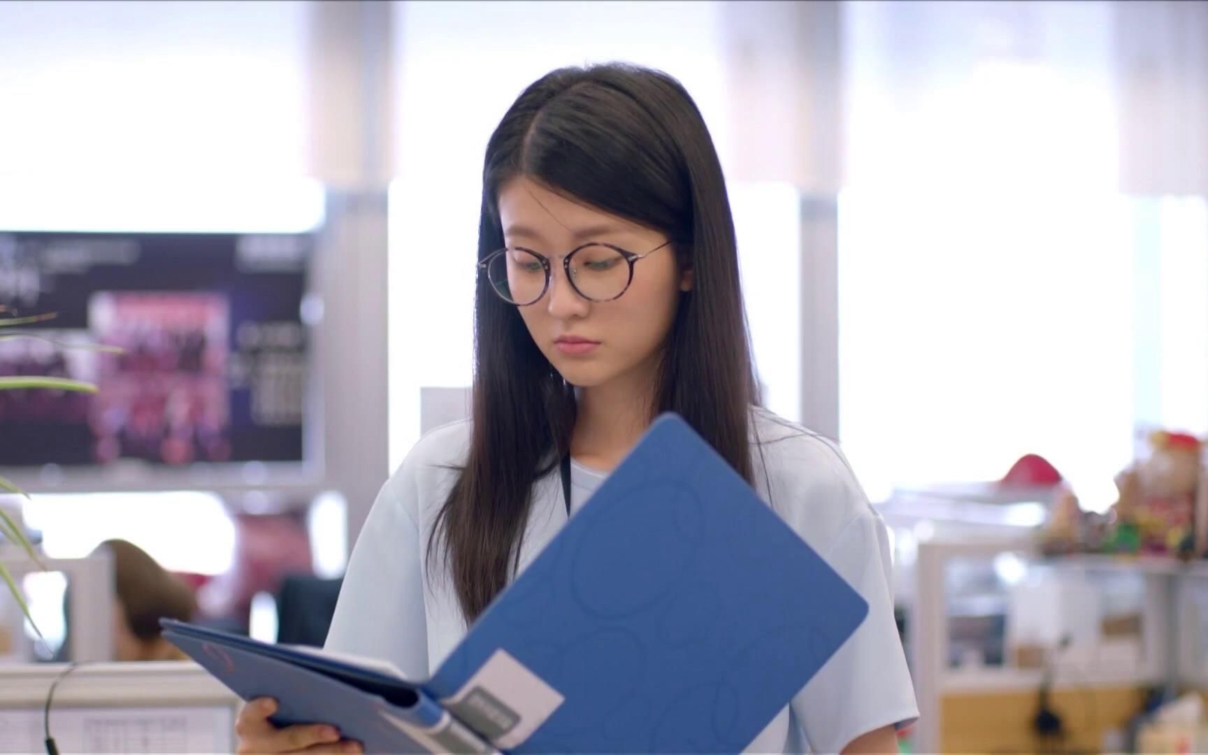 欢乐颂:邱莹莹被恋爱冲昏头脑,挤个地铁都能乐得不行,真是无脑