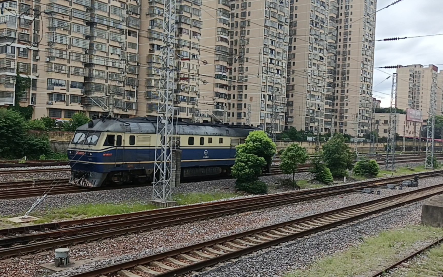 k8730 本务出发机进站