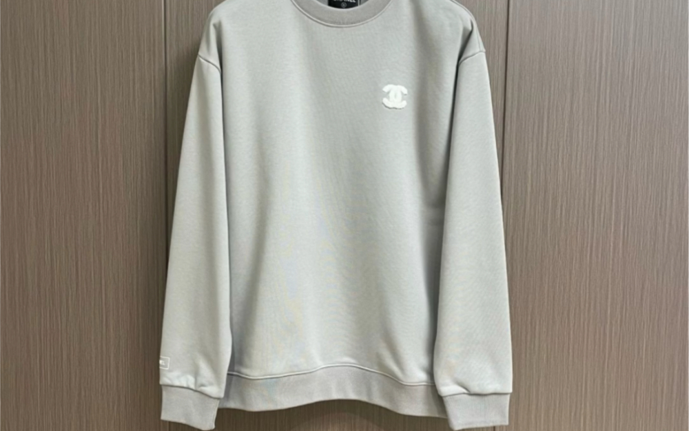 分享一下高仿香奈儿chanel 2024ss早春植绒刺绣圆领卫衣