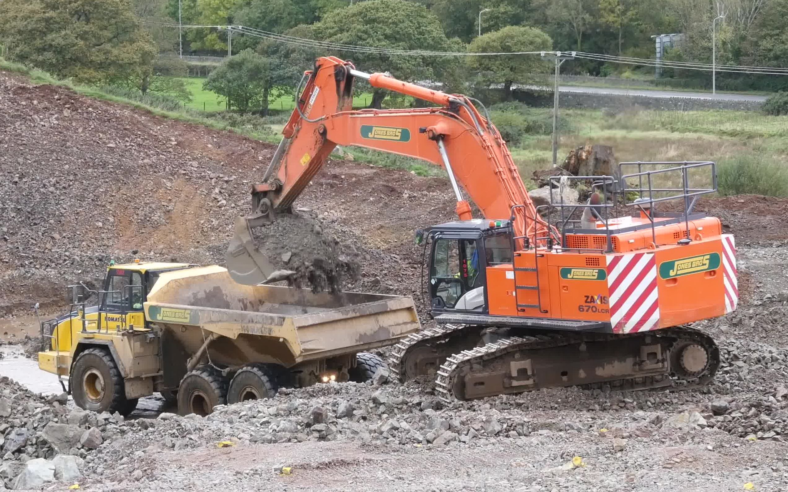 4k日立zaxis 670挖掘机砂石装车_哔哩哔哩_bilibili