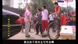 Video herunterladen:  杨光的快乐生活：儿子玩耍碰损奔驰车 家长花百万怒砸车