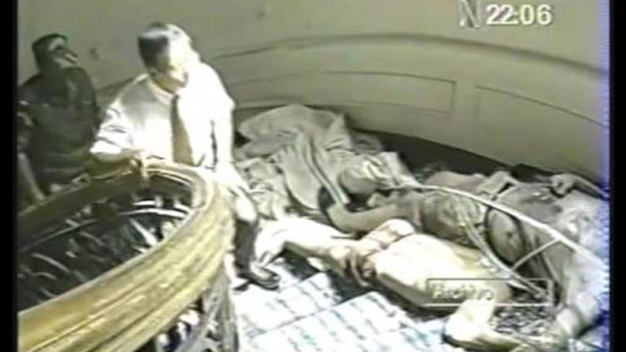 阿尔贝托·藤森清点极左mrta恐怖分子尸体[历史影像]