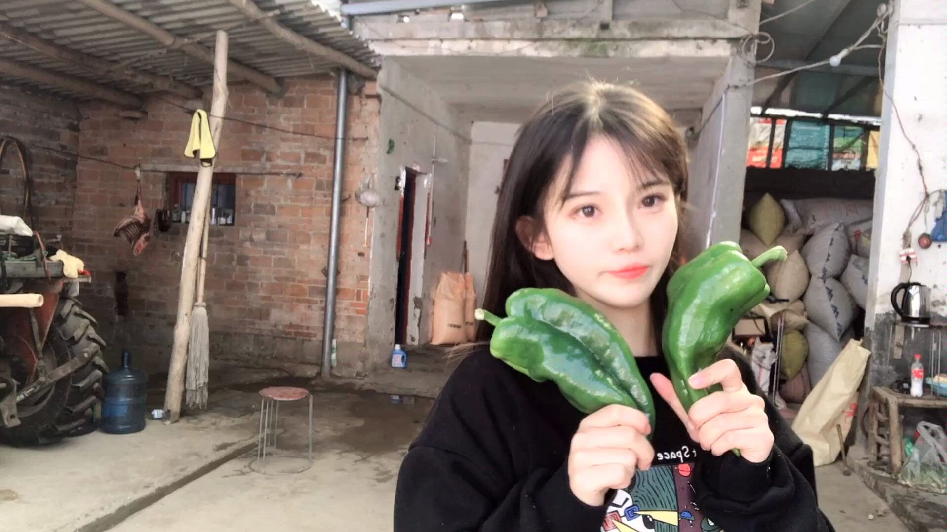 农村00后小姐姐,教你这样吃辣椒皮肤会变好