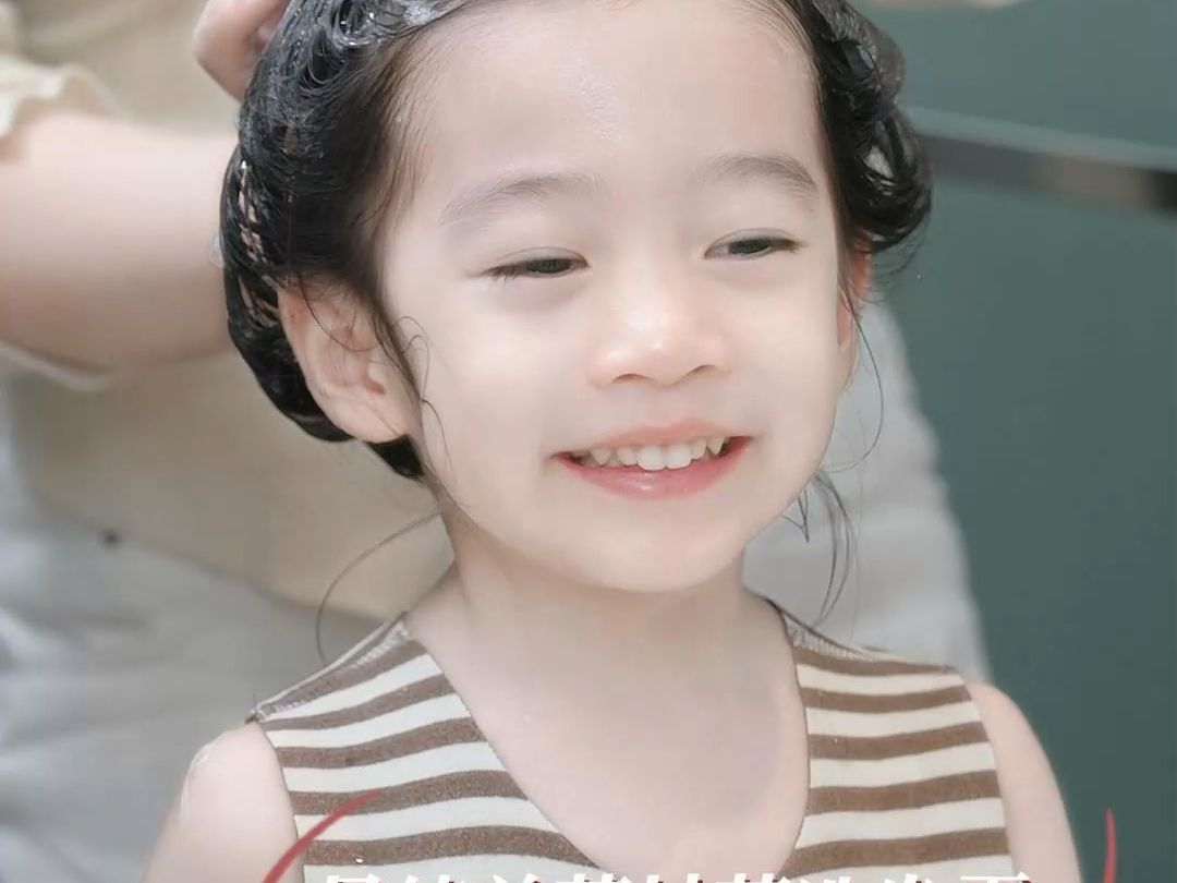 如果孩子头发细黄打结 ,还爱挠头,千万 不要再用大人洗发水了,也不