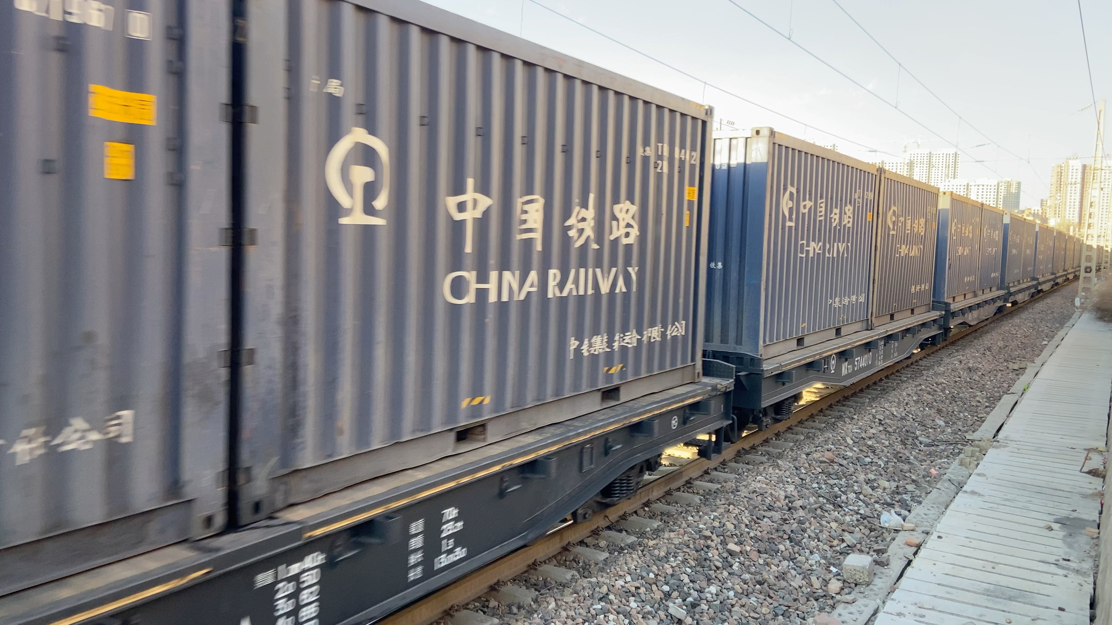 [中国铁路][电笛风笛]hxd2-1102牵引集装箱列车通过大同站西一场