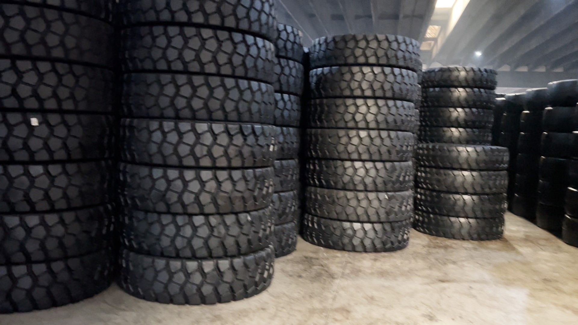 3300r51轮胎46/90r57巨型轮胎卡车4000r57