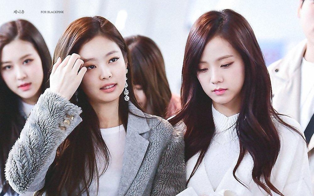 blackpink成员 金智妮和金智秀舞台上 合拍比心