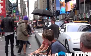 下载视频: 【社会实验】亿万富翁落魄街头向路人寻帮助遭冷落，随后叫来数量豪车路人傻眼