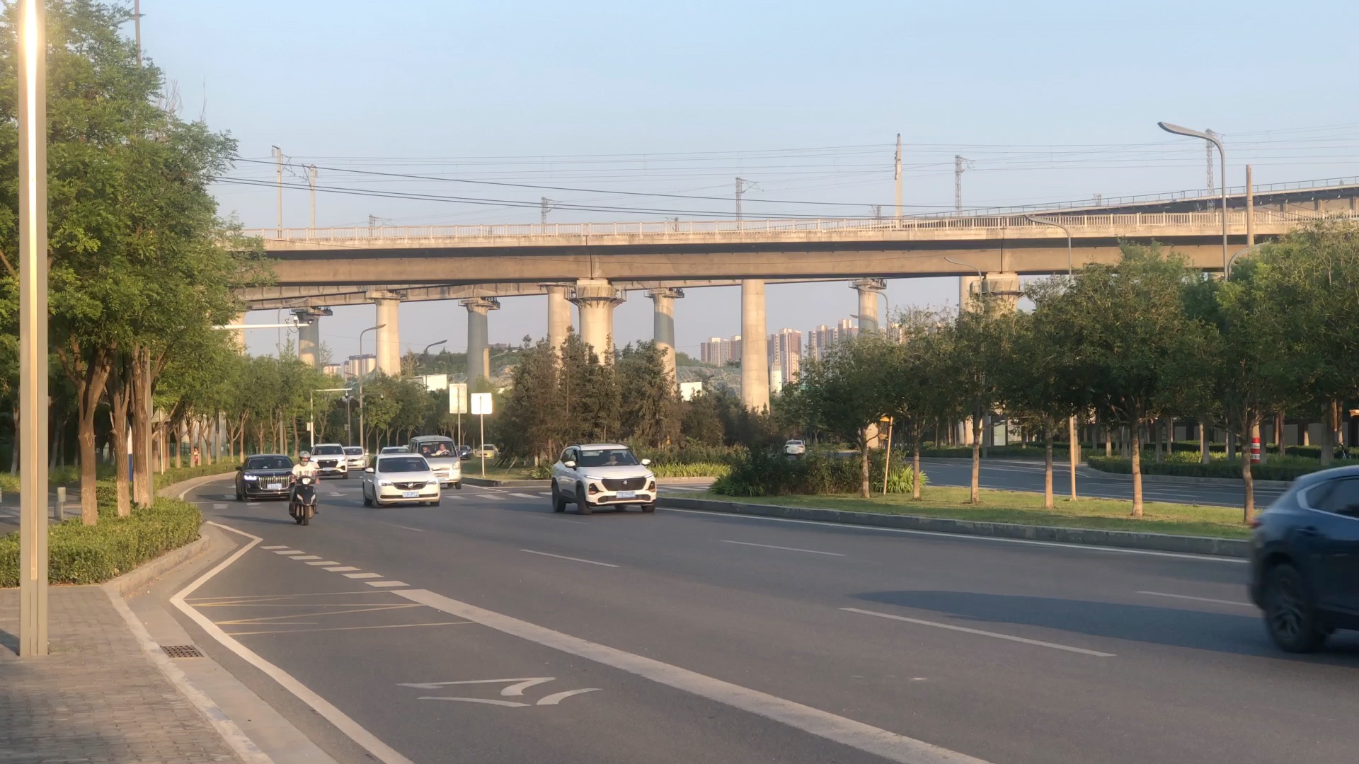 西安騎摩托車通勤上下班狀況(地點西鹹新區灃東新城科源路)