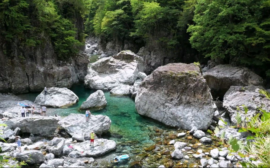 [图]山间溪谷，飞瀑流泉