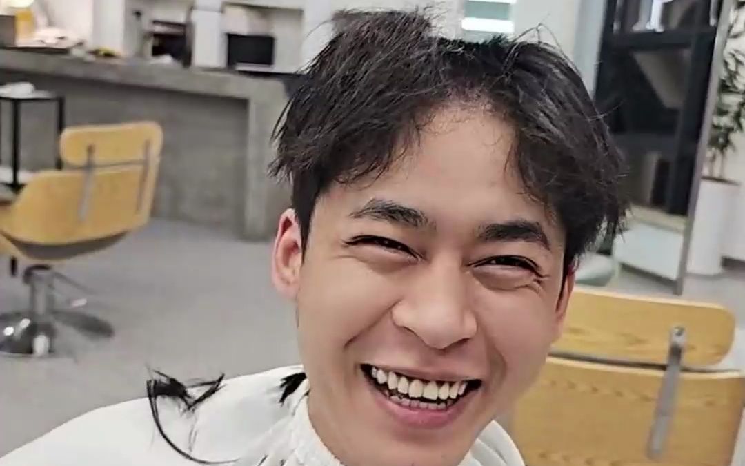 集梦张开朗因宝图剪寸头!233刷屏夸赞真帅!