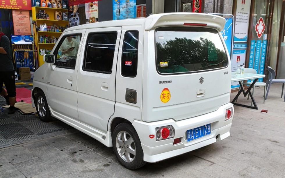 2017年产铃木北斗星黄边大灯小包围上路