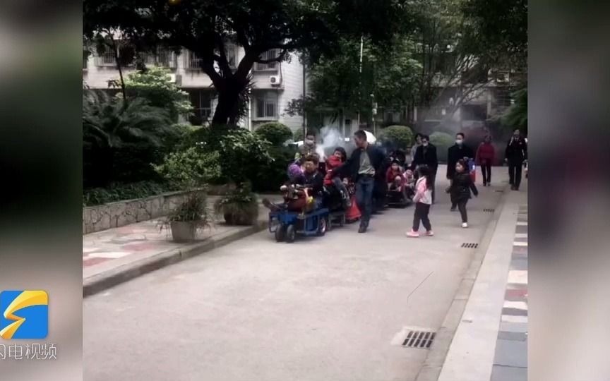 [图]真拉风！外公自制小火车接外孙子放学 幼儿园小朋友“一哄而上”