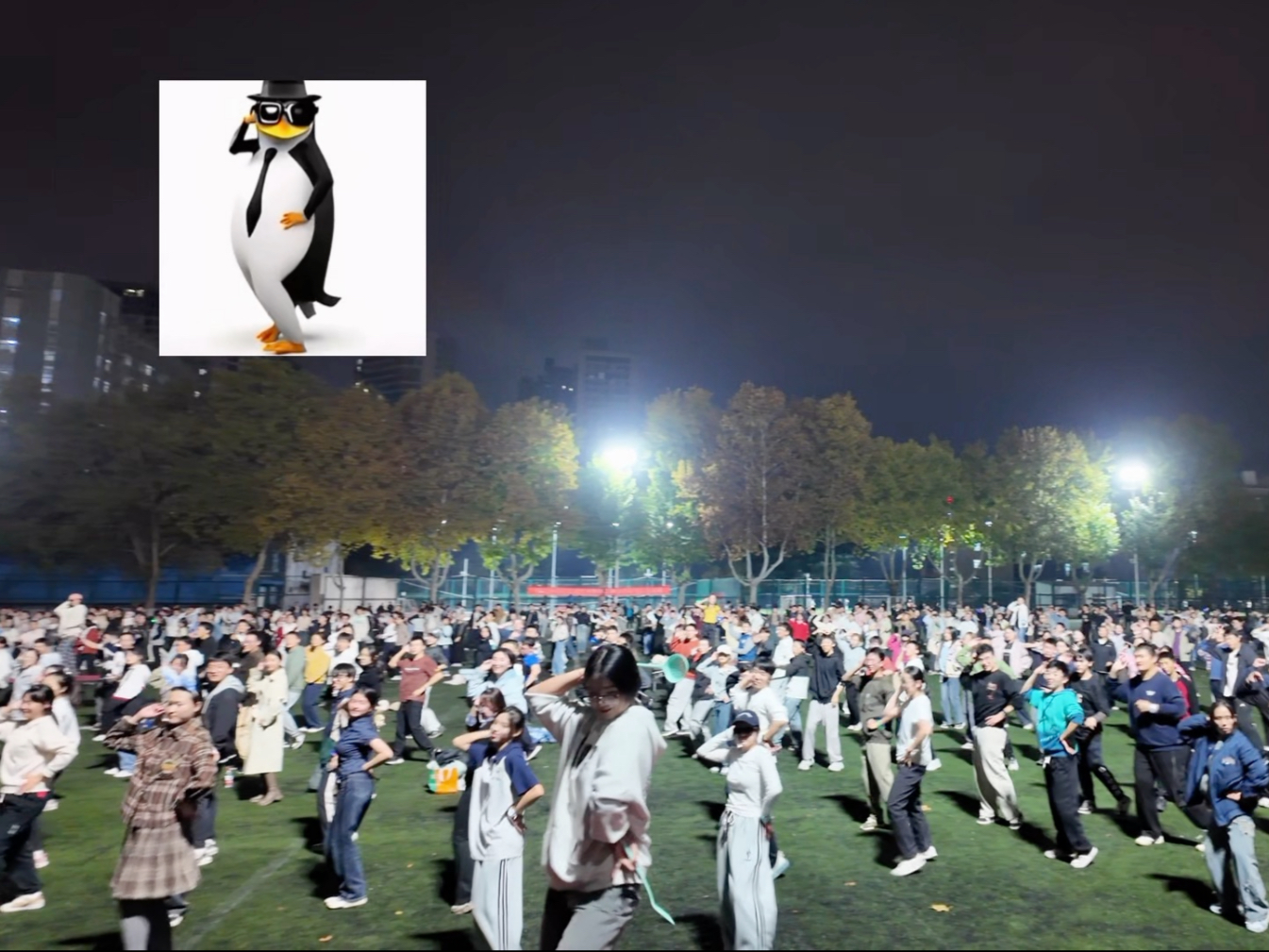 西安交通大学2000名师生共跳企鹅舞火爆出圈！网友评论：这就是我高考没考过的那些人！